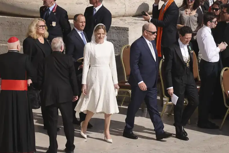 Charlene y Alberto de Mónaco en la misa del inicio del pontificado de Leon XIV