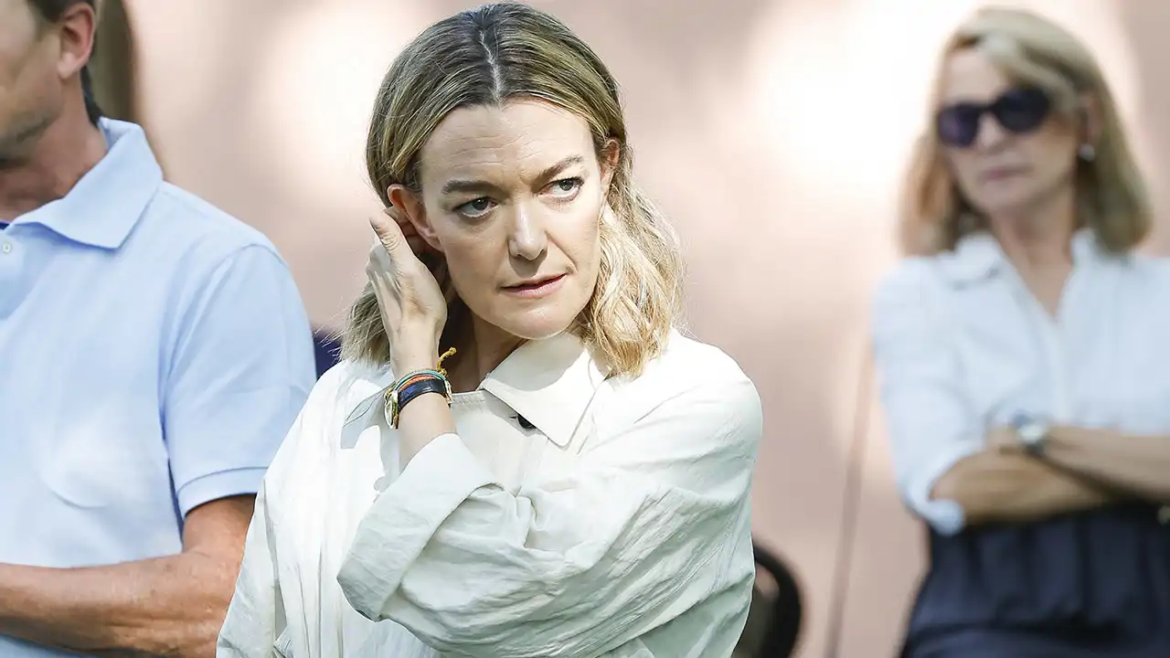 Gabardina arrugada y sandalias 'feas': Marta Ortega arrasa en la hípica con un look que triunfará entre editoras de moda