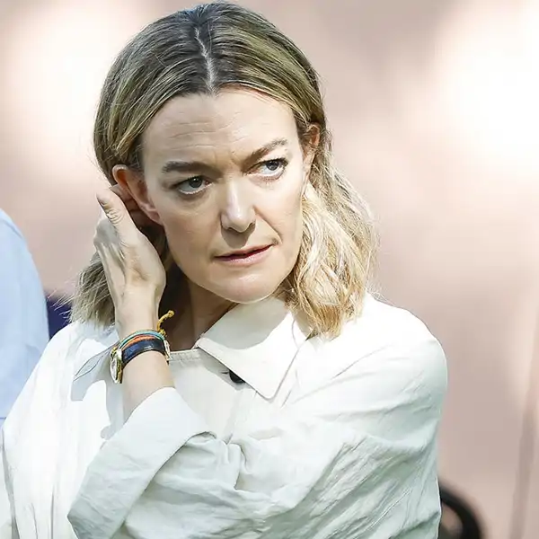 Gabardina arrugada y sandalias 'feas': Marta Ortega arrasa en la hípica con un look que triunfará entre editoras de moda