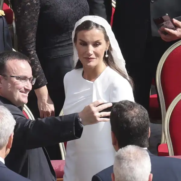 La Reina Letizia deslumbra con su look y hace uso del 'privilegio del blanco' en la entronización del Papa León XIV