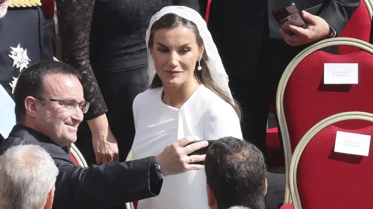 La Reina Letizia deslumbra con su look y hace uso del 'privilegio del blanco' en la entronización del Papa León XIV
