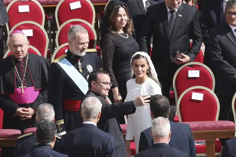 La Reina Letizia deslumbra con su look y hace uso del 'privilegio del blanco' en la entronización del Papa León XIV
