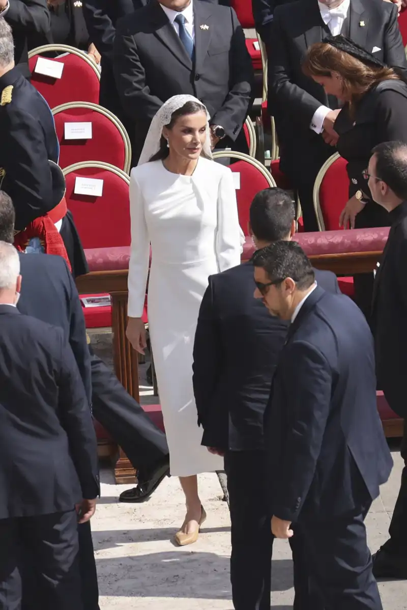 La Reina Letizia deslumbra con su look y hace uso del 'privilegio del blanco' en la entronización del Papa León XIV