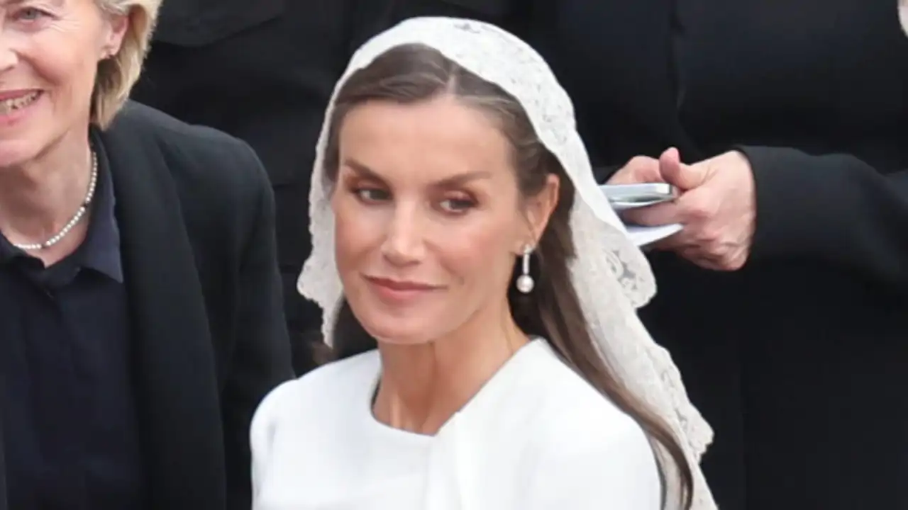 La Reina Letizia sorprende con su look y hace uso del 'privilegio del blanco' en la bienvenida al Papa León XIV