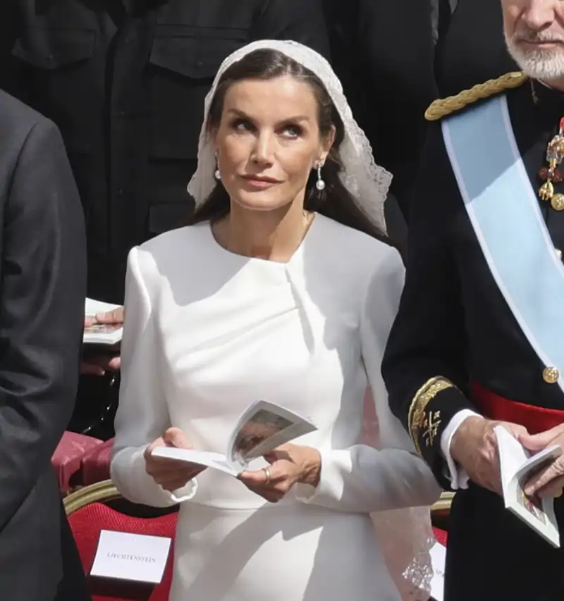 La Reina Letizia repite pendientes y apuesta por un maquillaje natural 