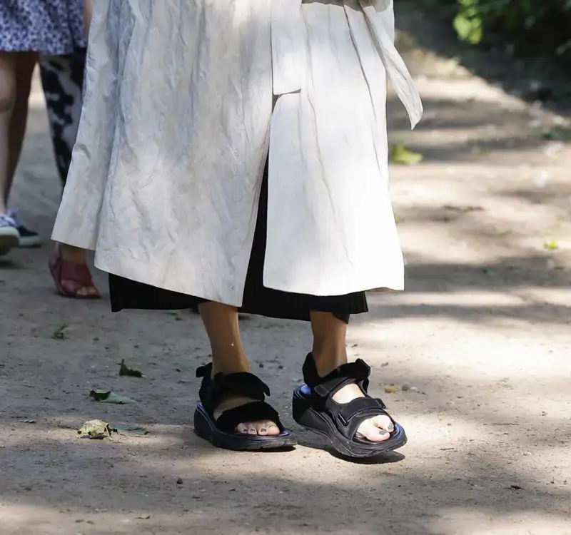 Las sandalias track del último look de Marta Ortega 