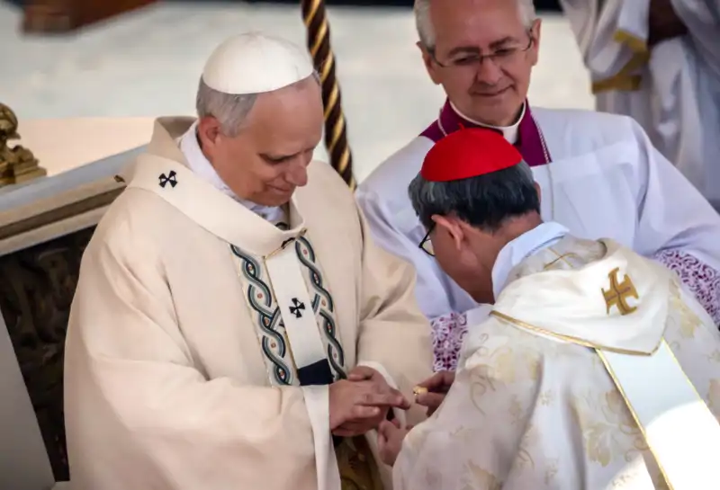 León XIV durante la misa de inicio de su pontificado