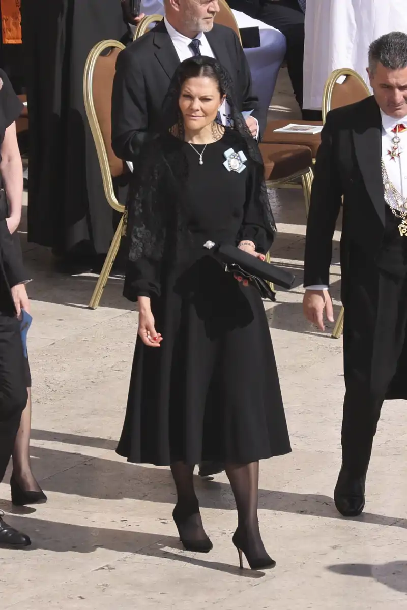 Victoria de Suecia de negro y con mantilla 