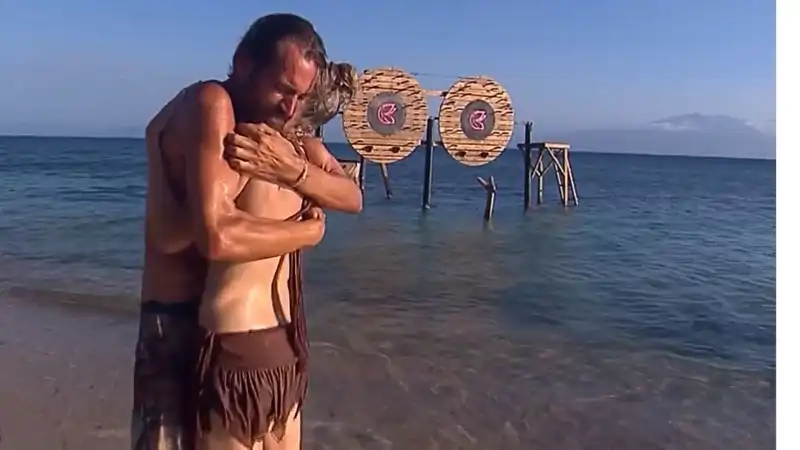 Álex Adróver abraza a su mujer Patricia Montero en Supervivientes