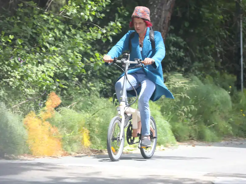 Camilo Blanes en una bicicleta
