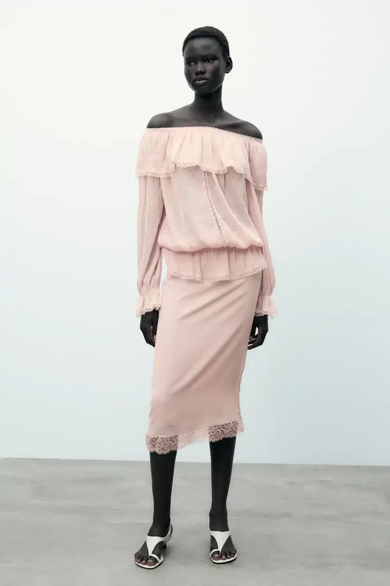 Camisa babero 49,95 euros -falda midi de encaje de Zara 39,95 euros