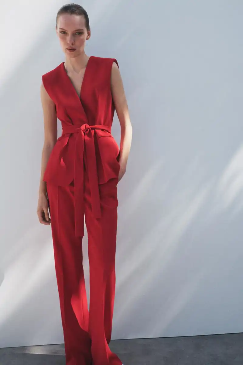 Chaleco cinturón ZW Collection 29,99 euros pantalón flare de Zara 19,99 euros