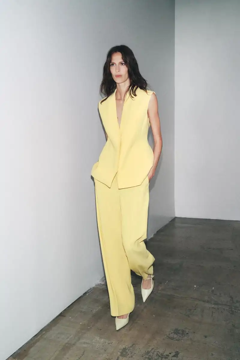 Chaleco peplum ZW Collection 59,95 euros - pantalón ancho de Zara 39,95 euros