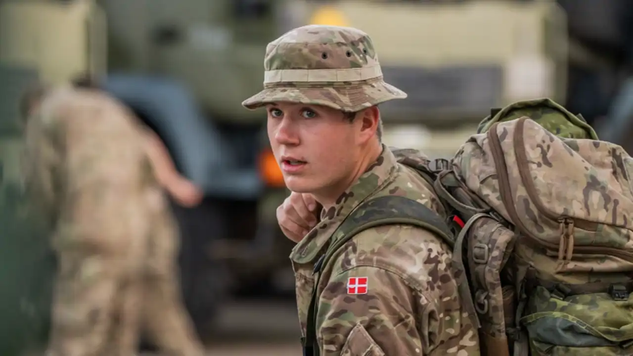El Príncipe Christian de Dinamarca haciendo el servicio militar