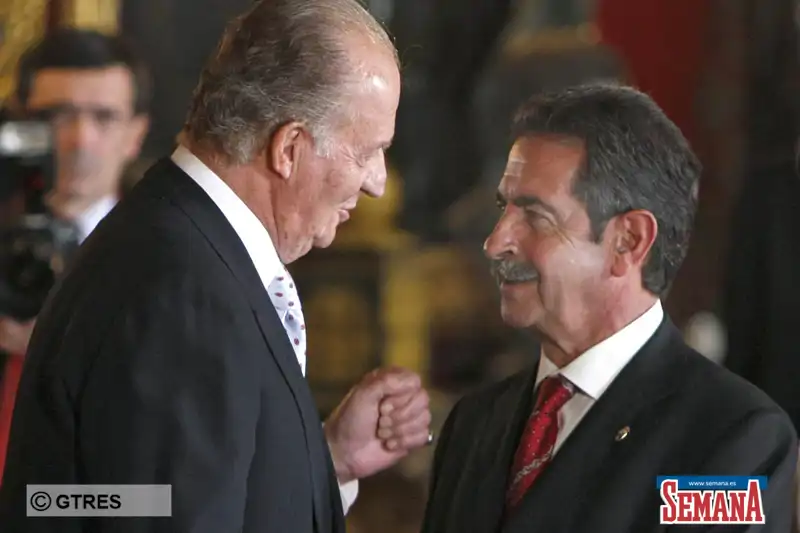 EL REY DE ESPAÑA JUAN CARLOS I JUNTO AL PRESIDENTE DE CANTABRIA MIGUEL ANGEL REVILLA DURANTE LA RECEPCION OFICIAL CON MOTIVO DEL DIA DE LA HISPANIDAD 2008