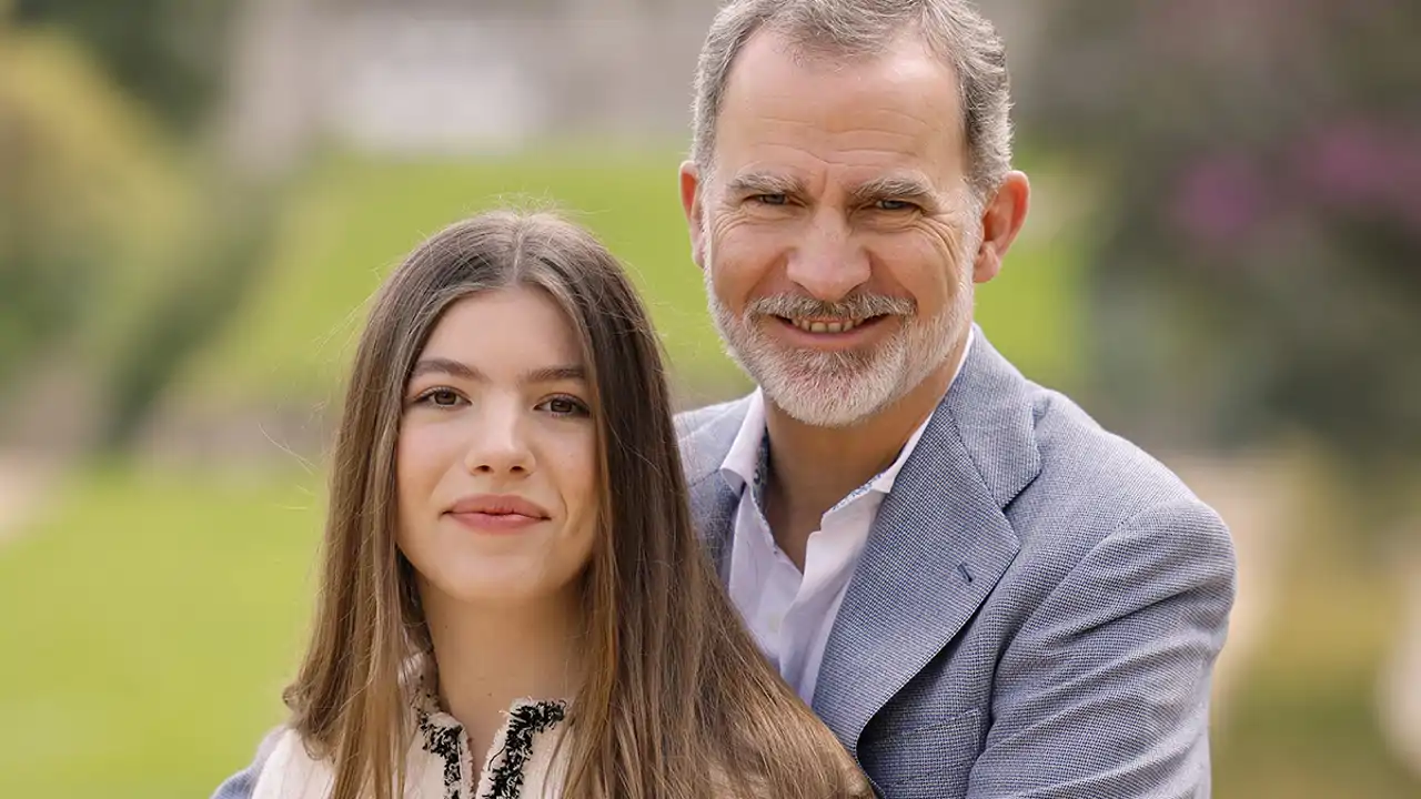 El Rey Felipe, abrazando a su hija menor, la Infanta Sofía
