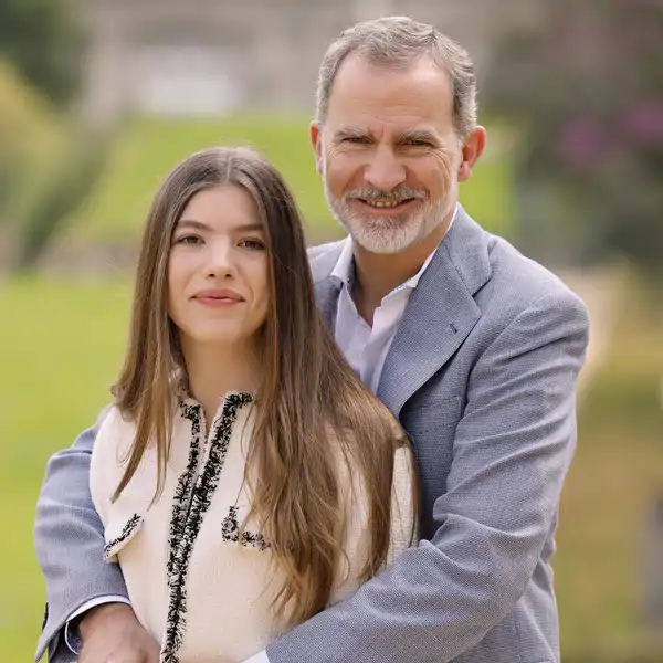 El Rey Felipe, abrazando a su hija menor, la Infanta Sofía