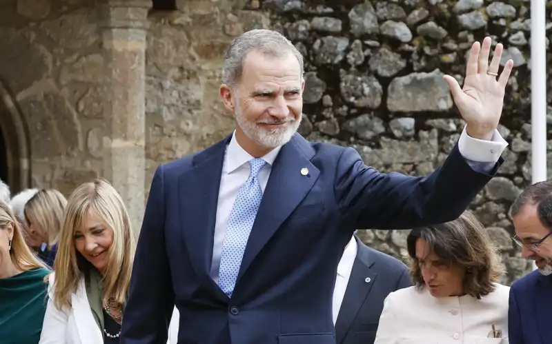 El Rey Felipe VI saluda amablemente 