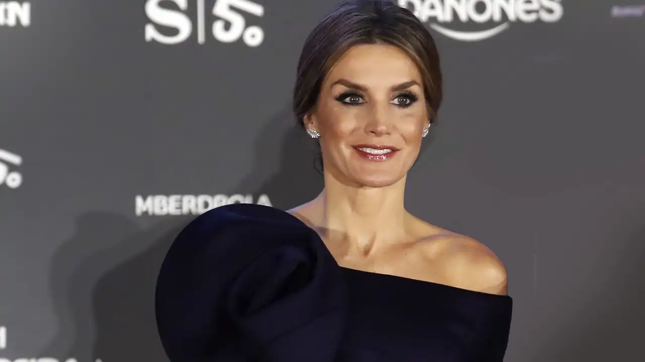 El vestido con el que la Reina Letizia se coronó como la royal mejor vestida y conquistó París