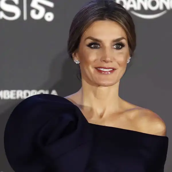 El vestido con el que la Reina Letizia se coronó como la royal mejor vestida y conquistó París