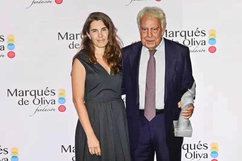 Felipe González junto a su hija menor