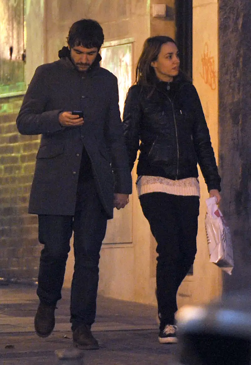 Juanra Bonet y una pareja por las calles de Madrid