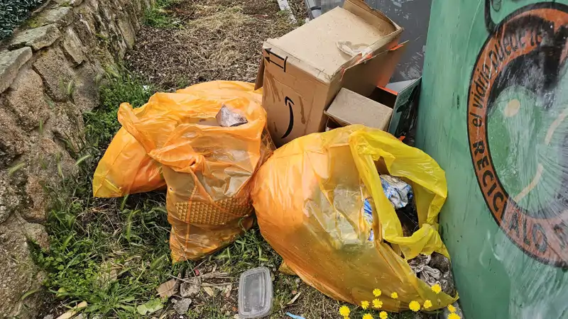 La basura acumulada en la puerta de la casa de Camilo Blanes