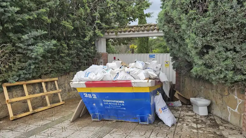 Los restos de una obra de la casa de Camilo Blanes