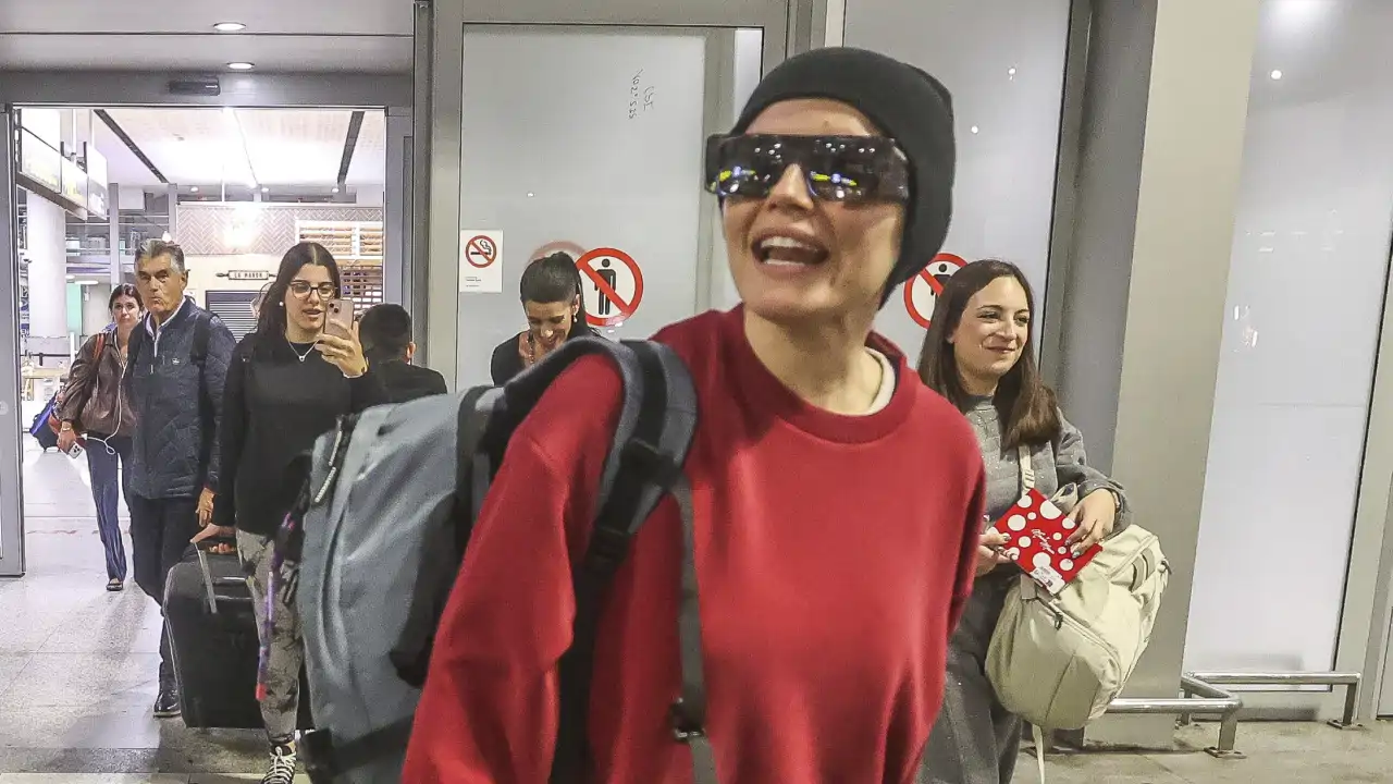 Melody se sincera con la prensa a su llegada a Málaga: "Han dicho cosas que no son verdad" 