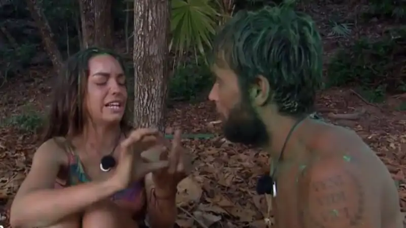 Montoya y Anita discutiendo en Supervivientes. 