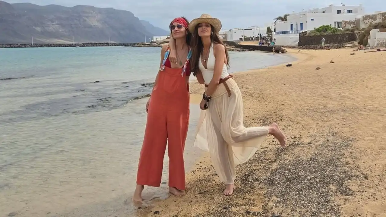 Descubrimos la espectacular villa donde se han alojado Sara Carbonero e Isabel Jiménez durante sus vacaciones: en un pueblo remoto de Lanzarote y a pie de playa