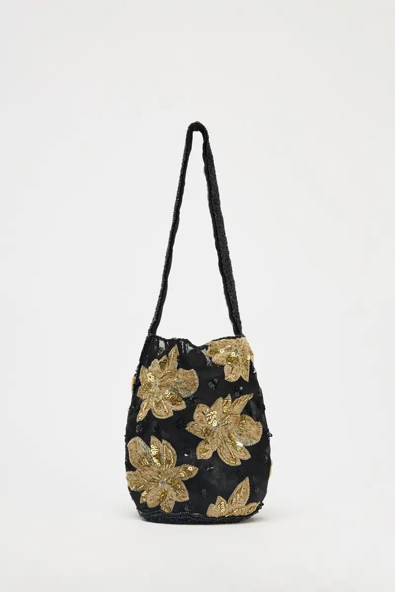 Bolsito saca bordados flores de Zara 29,95 euros