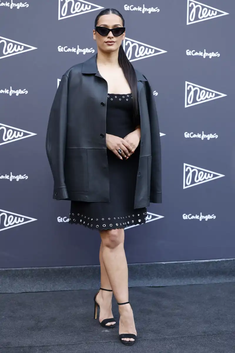 Chanel, elegante con gafas de sol y un total look en negro