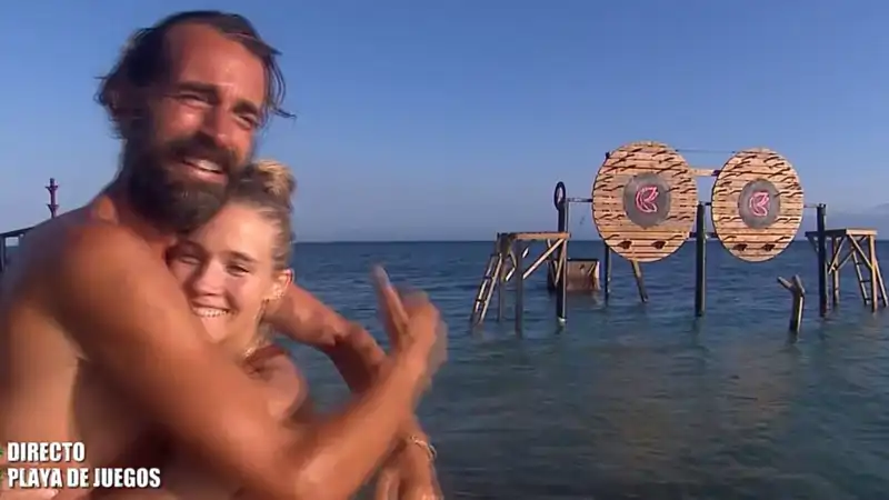 El abrazo de Álex Adróver y Patricia Montero en supervivientes