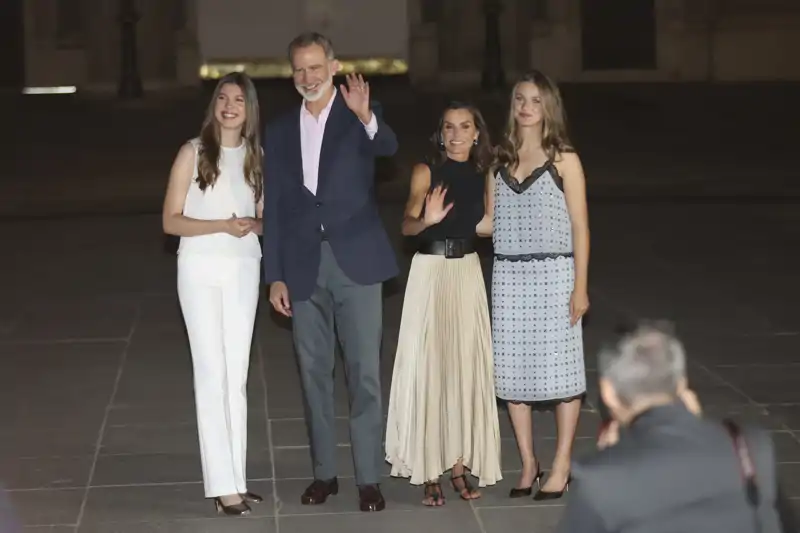 Los Reyes y sus hijas en las inmediaciones del Palacio Real. 