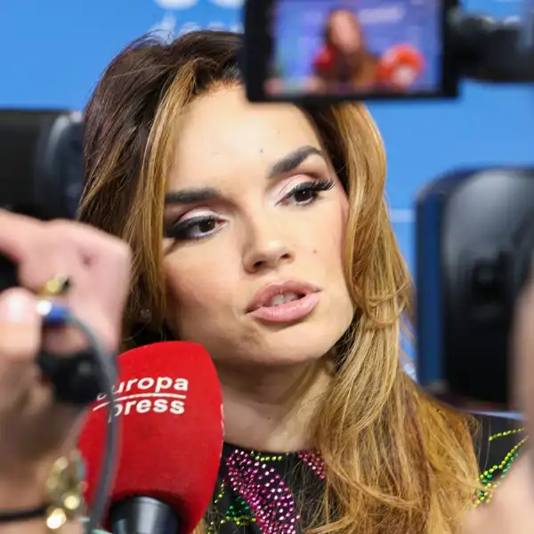 Melody atendiendo a los medios