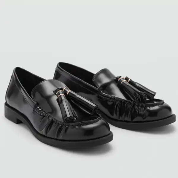 Mocasín de piel con borlas
