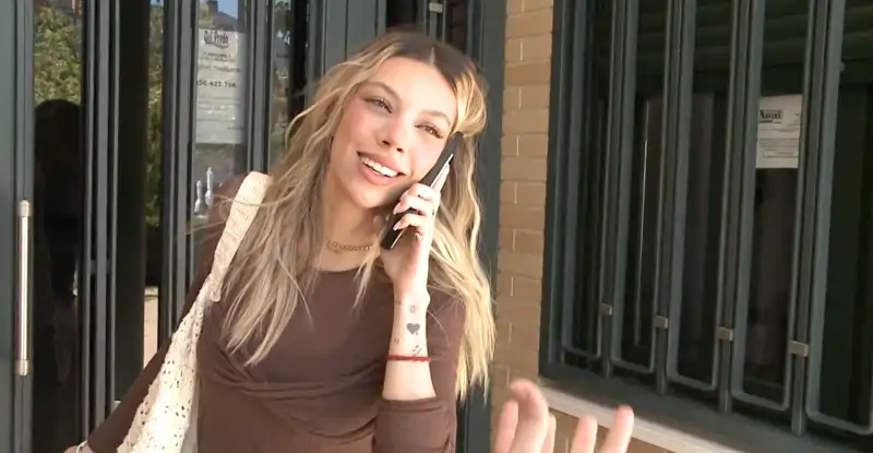 Alejandra Rubio en la puerta de su casa