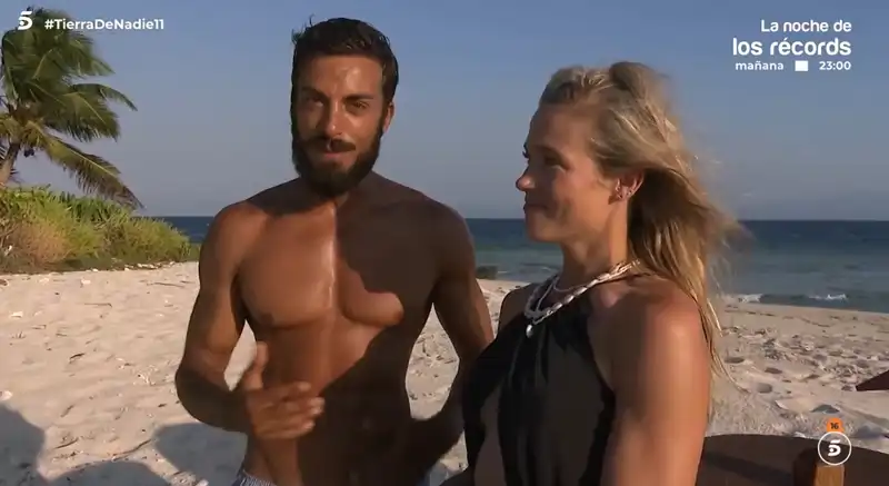 Carlos Sobera no puede ocultar su reacción ante las sinceras lágrimas de Borja en 'Supervivientes'