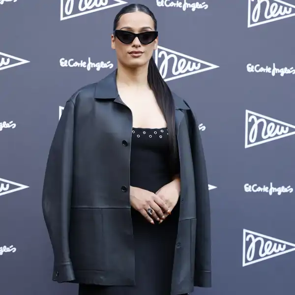Chanel, elegante con gafas de sol y un total look en negro
