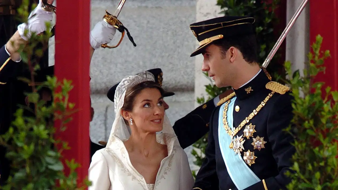 Una experta en comunicación no verbal analiza el álbum de los 21 años de matrimonio de los Reyes Felipe y Letizia: “Han logrado reinventarse emocionalmente” 
