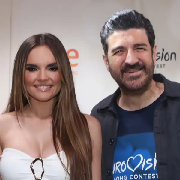 Julia Varela y Tony Aguilar junto a Melody, representante de España en Eurovisión 2025