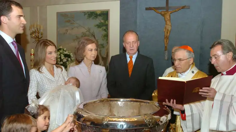 Bautizo de la Princesa Leonor en presencia de sus padres, sus abuelos y Serafín Sedano