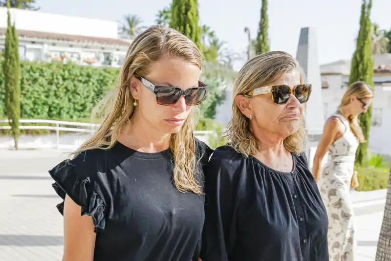 Cari Lapique y Carla Goyanes, desoladas en su llegada al tanatorio