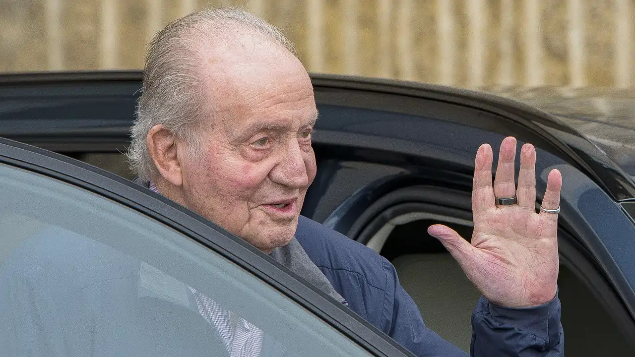 El Rey Juan Carlos saludando