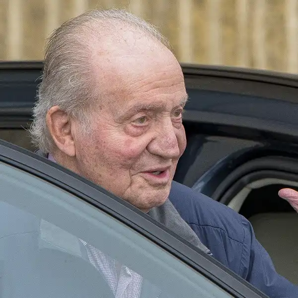 El Rey Juan Carlos saludando