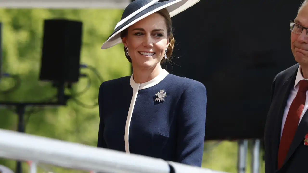 Kate Middleton triunfa con un vestido de inspiración marinera de más de 2.000 euros para estrellar una botella de whisky contra un barco