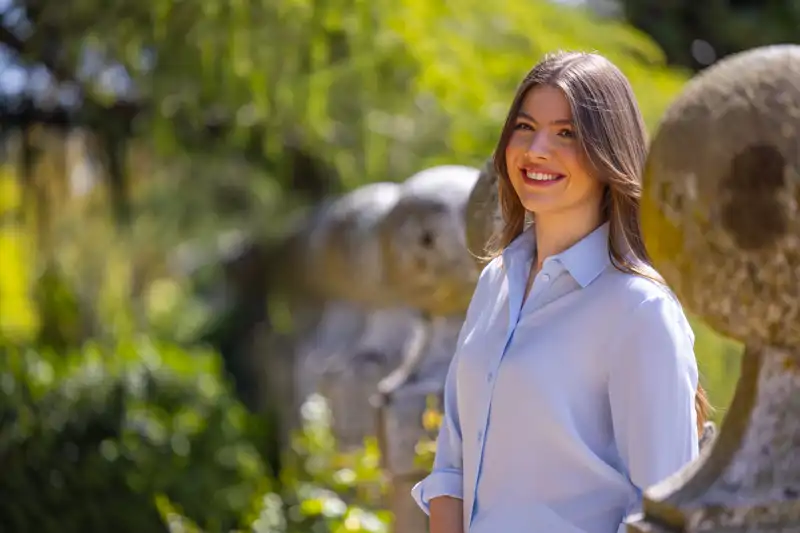 La Infanta Sofía posa en los jardines de Palacio con motivo de su 18 cumpleaños.