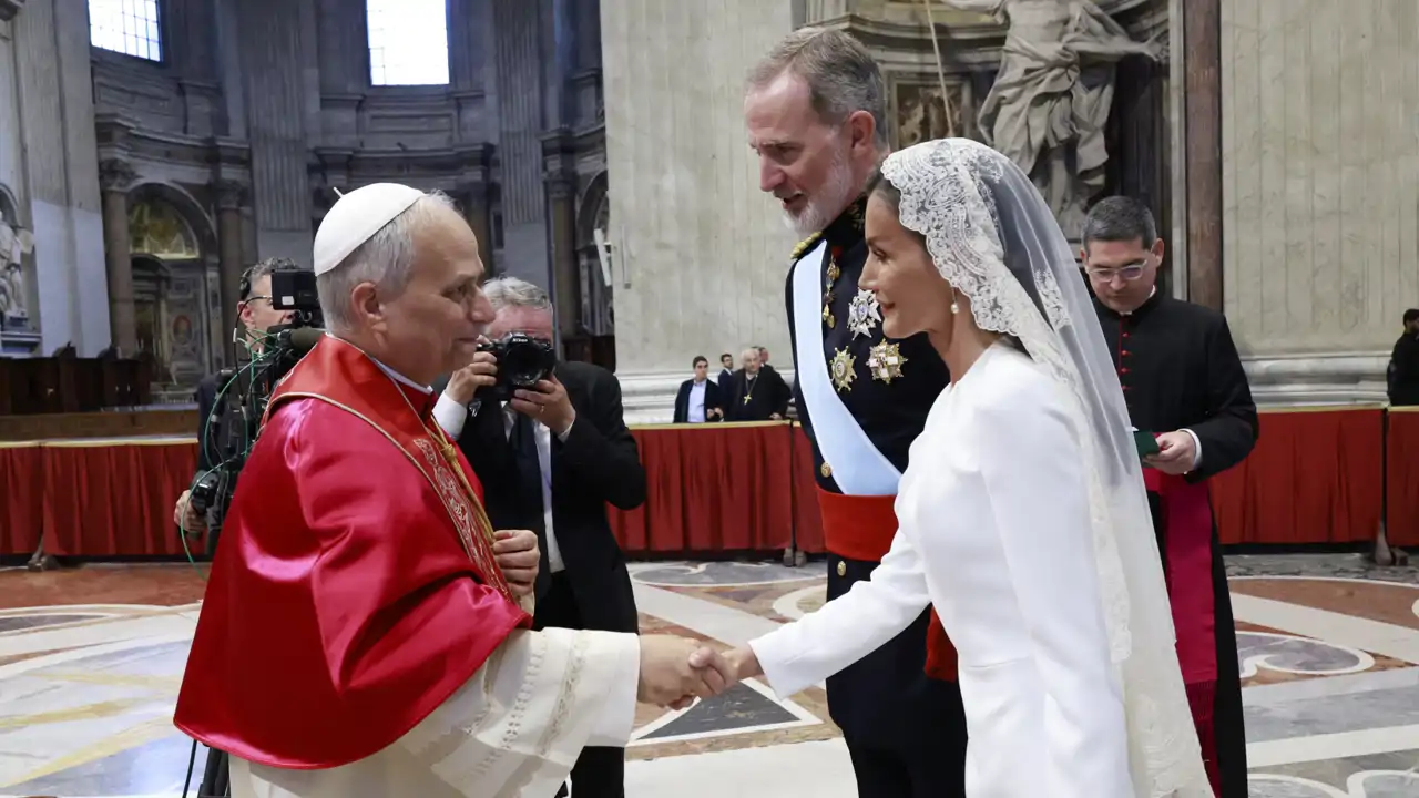 Los Reyes Felipe y Letizia saludan al Papa León XIV