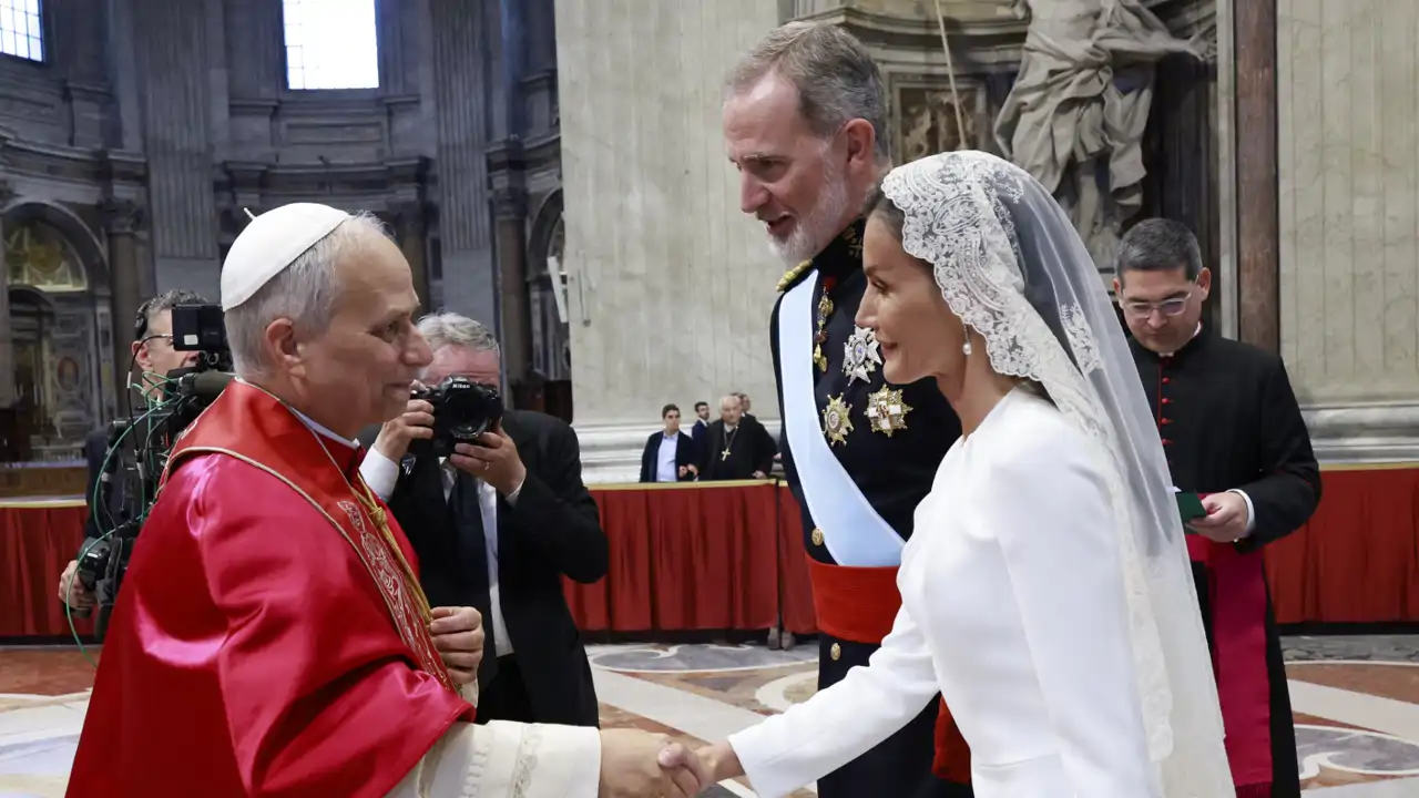 Hablamos con la firma valenciana que creó la mantilla de la Reina Letizia: "Ha sido una maravillosa sorpresa"